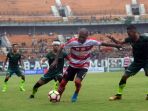madura-united-fc-vs-ps-tira_20180124_130645.jpg