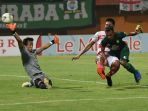 madura-united-vs-persebaya-surabaya-semifinal-piala-presiden-201_20190408_211406.jpg
