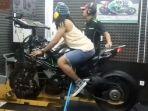 maell-lee-saat-jadi-mekanik-moge-terkencang-ninja-kawasaki-h2.jpg