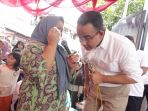 maesaroh-50-menangis-dihadapan-anies-baswedan-di-pulo-gadung-jakarta-timur-rabu-21122016_20161222_112249.jpg