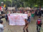mahasiswa-BEM-DKJ-unjuk-rasa-di-depan-Gedung-Merah-Putih-KPK.jpg