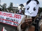 mahasiswa-bandung-serukan-revolusi-pssi_20150526_013933.jpg