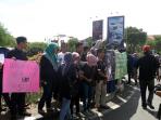 mahasiswa-dan-aktivis-aksi-aksi-di-bundaran-simpang-lima_20160519_135438.jpg