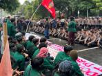 Sambil Lesehan Bareng Polisi di Sudirman, Mahasiswa Serukan Mosi Tidak Percaya Prabowo-Gibran