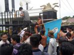 mahasiswa-demo-kejati-sumut_20170216_124949.jpg