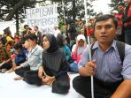 mahasiswa-disabilitas-netra-lakukan-aksi_20200117_130020.jpg