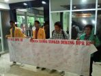 mahasiswa-dukung-dpr-nih2_20170531_143959.jpg