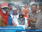 mahasiswa-hadiahkan-celana-dalam-untuk-kadinkes-aceh-barat_20171027_152719.jpg