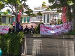 mahasiswa-itb-demo-sosialisasi-kereta-cepat_20160219_144942.jpg<pf>mahasiswa-itb-demo-sosialisasi-kereta-cepat_20160219_145154.jpg