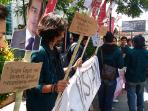 mahasiswa-itb-demo-sosialisasi-kereta-cepat_20160219_145154.jpg
