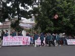 mahasiswa-itb-tolak-skema-pinjol-untuk-bayar-kuliah_20240129_191455.jpg