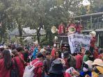 mahasiswa-kumpul-di-patung-kuda.jpg