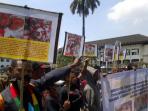 mahasiswa-papua-demo-di-gedung-sate-bandung_20141210_113530.jpg