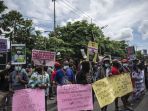 mahasiswa-papua-di-surabaya-demonstrasi-tolak-pemekaran-papua_20220510_180854.jpg