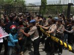 mahasiswa-pekanbaru-demo-di-komplek-chevron_20150327_180338.jpg