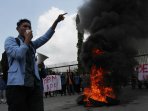 mahasiswa-pekanbaru-demo-di-komplek-chevron_20150327_180455.jpg