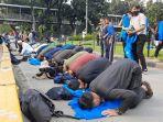 mahasiswa-salat-berjemaah.jpg