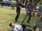 mahasiswa-terjungkal-saat-demo_20160413_141149.jpg