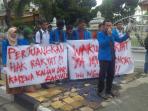 mahasiswa-uir-pekanbaru-unjuk-rasa-ke-dprd-kota-pekanbaru_20151106_112822.jpg