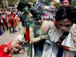 mahasiswa-ukm-gelar-teatrikal-peringati-hari-sumpah-pemuda_20151101_185744.jpg