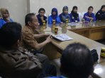 mahasiswa-unisat-makassar-kunjungi-tribun-timur_20150306_091254.jpg