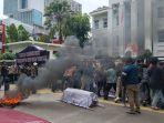 mahasiswa-unjuk-rasa-aksi-bakar-ban-bekas-di-depan-pttun-jakarta.jpg