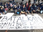 mahasiswa-unpad-geruduk-dprd-jabar-minta-omnibus-law-dibatalkan_20201021_000423.jpg