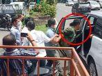 mahasiswa-uns-bentang-spanduk-kunker.jpg