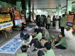 mahasiswa-upnvj-menggelar-aksi-unjuk-rasa-di-kampus.jpg