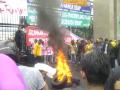 mahasiswa_bakar-ban_dpr.jpg