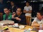 mahfud-makan-malam-di-kapal-pinisi.jpg