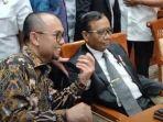 mahfud-md-tampak-menggandeng-tangan-kepala-ppatk.jpg