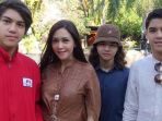 maia-estianty-bersama-ketiga-putranya_20181030_091748.jpg