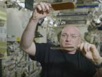 main-ping-pong-di-angkasa-astronot-nasa_20160205_224522.jpg