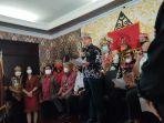 majelis-adat-dayak-nasional-membacakan-poin-tuntutan-kepada-edy-mulyadi.jpg