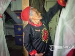 mak-roni-96-15-tahun-tinggal-di-gubuk-bersama-makam-suaminya_20170418_183003.jpg
