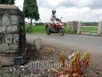 makam-baru-yang-muncul-di-tepi-jalan-desa-ngranti-kecamatan-boyolangu.jpg