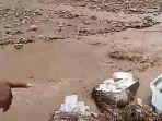 makam-hanyut-diterjang-banjir-bandang.jpg