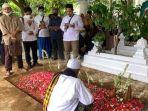 makam-kh-muhammad-husni-thamrin-padmawijaya-terus-dipadati-jemaah.jpg