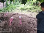 makam-terduga-teroris-di-sidoarjo-dan-keluarganya_20180518_204741.jpg