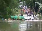VIRAL Video Warga Grobogan Bawa Keranda Terjang Banjir, Begini Penjelasan Kades Sembungharjo