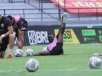 makan-konate-melakukan-pemanasa-sebelum-laga-persija-jakarta-menghadapi-persipura-jayapura.jpg