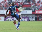 makan-konate-tempel-ketat-pemain-bali-united_20150518_113459.jpg