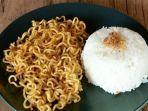 makan-mi-instan-dicampur-nasi.jpg