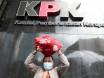 maki-serahkan-barang-bukti-bansos-covid-19-ke-kpk_20201216_213828.jpg