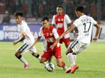 maldini-psm-makassar-berebut-bola-dengan-pemain-bali-united_20160411_141210.jpg
