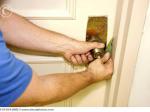 maling-buka-pintu-rumah.jpg