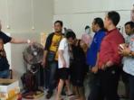 maling-tepergok-bersembunyi-di-balik-papan-reklame_20160526_150723.jpg