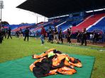 manager-dan-pemin-arema-fc-lakukan-tabur-bunga-di-stadion-kanjur_20221003_142332.jpg