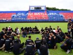manager-dan-pemin-arema-fc-lakukan-tabur-bunga-di-stadion-kanjur_20221003_143214.jpg